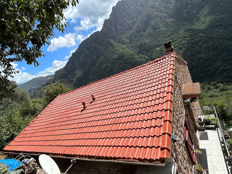 Maison entretenue avec façade et toiture protégée
