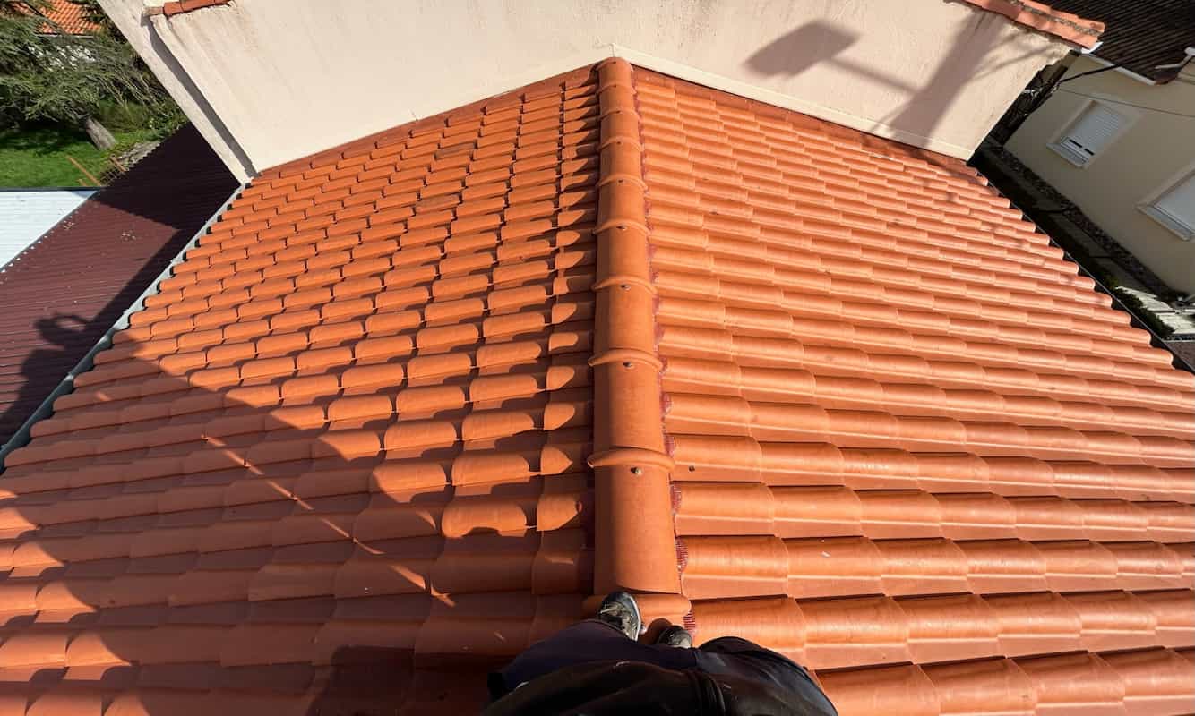 Toiture en tuiles avec traitement de protection hydrofuge